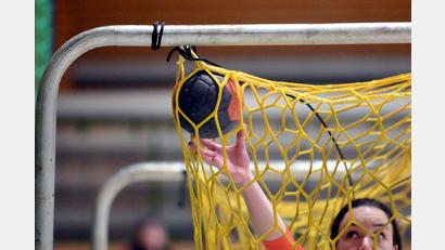 Bild: Hubert Ziegler
Die Sulzbacher Handballdamen wollen in Marktsteft den Ball nicht zu oft aus dem eigenen Gehäuse holen.