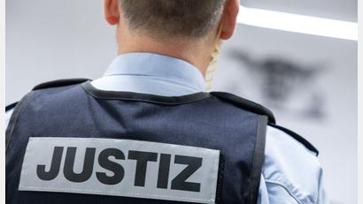 Bild: Sebastian Gollnow/dpa/Symbolbild
In Amberg stand ein Vater vor Gericht. Sein Kind hatte lebensgefährliche Verletzungen erlitten, als er den Nachwuchs betreut hat.