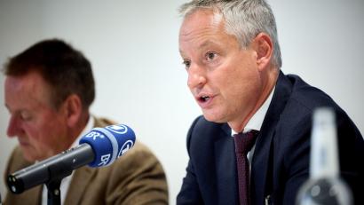 Bild: Tobias Köhler/dpa
Markus Pannermayr (rechts),, Oberbürgermeister von Straubing, spricht bei einer einer Pressekonferenz des Bayerischen Städtetags.