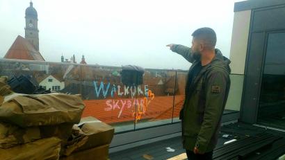 Bild: Thomas Kosarew
Das ist es, worauf sich Sebastian Apfel freut – von der Skybar auf dem Dach der Drei Höfe aus über Ambergs Altstadt blicken.