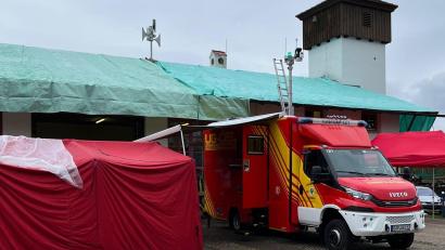Bild: Feuerwehr Schnaittenbach/Michael Werner/exb
Sogar das Feuerwehrhaus in Bad Bayersoien wurde beim Unwetter beschädigt - auch es hat ein Notdach bekommen.