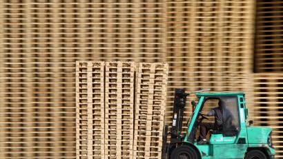 Symbolbild: Jens Büttner
Ein Gabelstaplerfahrer hat in Sulzbach-Rosenberg ein Fass mit Bremsenreiniger zum Platzen gebracht.