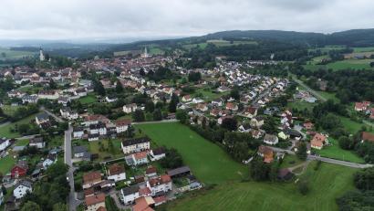 Bild: bey
Die Freifläche (Bildmitte) wird das Baugebiet "Am Forsthaus". Der entsprechende Bebauungsplan wurde vom Stadtrat beschlossen.