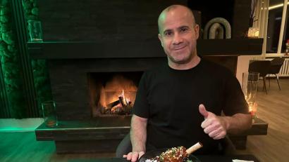 Bild: tk
Zur Probe hat die Familie Ibrahim aus dem Palma in Amberg ein irakisches Spezialgericht zubereitet, das es bei den neuen Schmankerlwochen geben könnte. Familienoberhaupt Barchuan (Bild) gibt den Testesser.