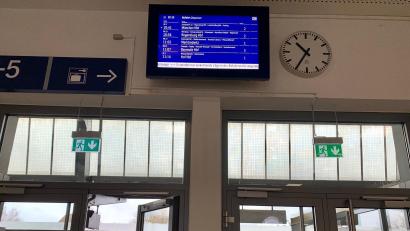 Symbolbild: Gabi Schönberger
Donnerstagmorgen am Bahnhof in Weiden: Ein Laufband auf der Anzeige weist auf die Streik-Problematik hin. Viele Reisende setzen an diesem Morgen aber nicht auf den Zug.