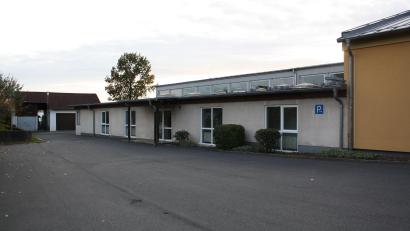 Bild: bjp
So wie sie ist, taugt die Stadthalle einstweilen noch: Die Pläne für eine bauliche Runderneuerung legte der Stadtrat auf Eis, um andere Projekte nicht zu verzögern. Nur das Dach soll abgedichtet werden.