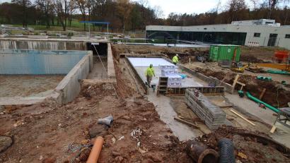 Bild: mfh
Noch ist das Areal im Waldbad eine einzige Baustelle: Links das Springerbecken, rechts verlegen Arbeiter gerade die Dämmung für die Bodenplatte des neuen Bademeistergerätehauses. Im Hintergrund die neue Wärmehalle und das neue Schwimmerbecken.
