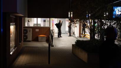 Bild: Alexander Franz
Polizisten stehen an einem Parkhaus. Mit lebensgefährlichen Verletzungen ist ein Mann am Mittwochabend in Nürnberg gefunden worden. Der Mann sei im siebten Stock eines Parkhauses am Hauptmarkt in der Altstadt gefunden worden.