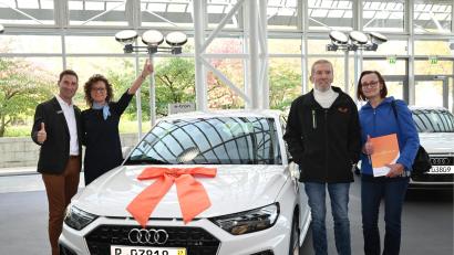 Bild: Volksbank Raiffeisenbank/exb
Markus Eichenseer vom Gewinnsparverein Bayern und Kundenberaterin Daniela Gräf-Giehl von der Volksbank-Raiffeisenbank Nordoberpfalz gratulieren Ludwig und Petra Fröhlich von links zum neuen Auto.