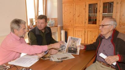 Bild: bey
Die Altbürgermeister Johann Walbrunn (links) und Willi Reil (rechts) gehen mit Bürgermeister Rainer Rewitzer beim Betrachten der Bilder zurück zum Beginn der Partnerschaft mit der Stadt Bor, vormals Haid.