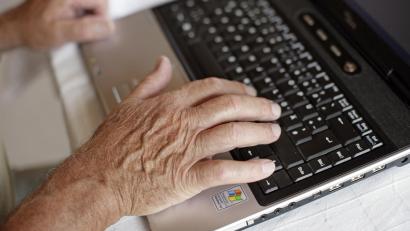 Bild: Andreas Gebert/dpa
Im Internet lassen sich gute Anlagemöglichkeiten finden. Aber eben auch viele betrügerische Angebote.