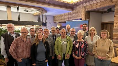 Bild: Andreas Royer
Die geehrten Verdi-Mitglieder bei der Feierstunde des Ortsvereins Sulzbach-Rosenberg mit Gewerkschaftssekretärin Kathrin Birner (Vierte von links), DGB-Regionsgeschäftsführer Oberpfalz Christian Dietl (Fünfter von rechts) und Verdi-Ortsvereinsvorsitzender Stefan Dietl (Dritter von rechts) als Gratulanten.