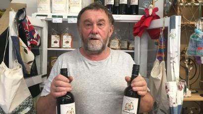Bild: ihl
Josef Schwandner, Geschäftsführer des Dorfladens, ist unschlüssig. Schmeckt der weiße oder der rote Versöhnungstrunk besser?