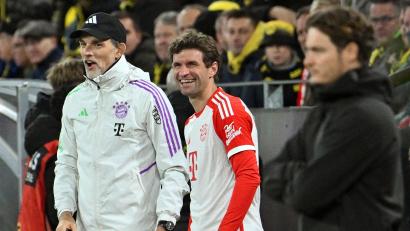 Bild: Bernd Thissen/dpa
Bayern-Star Thomas Müller (Mitte) besucht am Sonntag, 3. Dezember, den Bayern-Fanclub Nabburg/Oberpfalz.