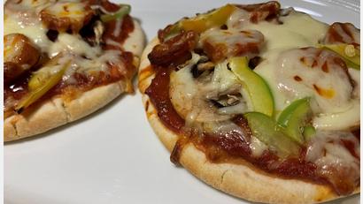 Bild: Michael Schiffer
Paprika, Wurst und Champignons kommen auf die kleinen Fladenbrote. Überbacken wird mit Mozzarella.