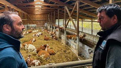 Bild: AELF Schwandorf/exb
Herbert Wendl, Berater am AELF, hat Landwirt Johannes Dirschwigl beim Stallbau beraten (von links).