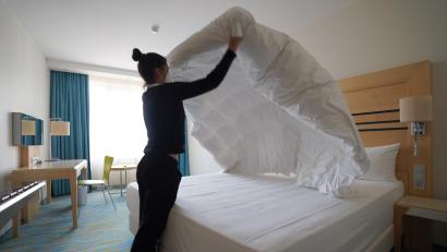 Symbolbild: Marcus Brandt/dpa
Auch im Hotel- und Gaststättenbereich ist der Fachkräftemangel in der Region groß. Ein Willkommenszentrum soll helfen, im Ausland neue Kräfte zu gewinnen.