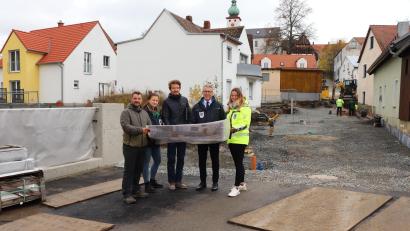 Bild: Stadt Tirschenreuth/exb
Bürgermeister Franz Stahl (Zweiter von rechts) mit Bauleiter Marcel Leistner, der stellvertretenden Leiterin des Stadtbauamtes Andrea Stich, Planer David Neidl und Bauamt-Projektleiterin Regina Zahn (von links) auf der neuen Brücke über dem Mühlbach. Gut zu sehen sind auch die aktuellen Arbeiten in der Franz-Böhm-Gasse.