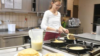Bild: Gabi Schönberger
Corinna Busch bereitet Pfannkuchen zu. Die 27-Jährige, seit kurzem Hauswirtschaftsmeisterin, arbeitet im "Goldenen Löwen" in Moosbach.