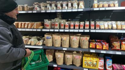 Bild: Stefanie Roth
Kaffee, Tee oder Gewürze: Fast alles in den Regalen im "Regio-Markt" in Trabitz kommt aus der Region.