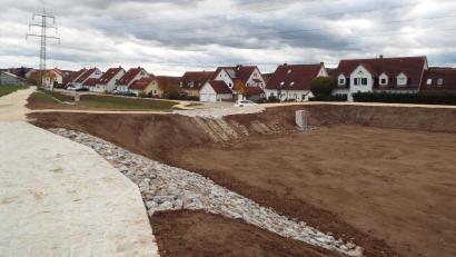 Bild: e
Zwei Regenrückhaltebecken sollen nun dafür sorgen, dass Hochwasser in der Willy-Brandt-Straße in Kümmersbruck der Vergangenheit angehören.