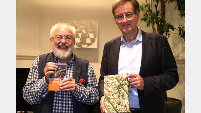 Bild: Hirsch
Verleger Fritz Pustet (rechts) bedankt sich bei Autor Alfred Wolfsteiner (links) für die Zusammenstellung der "Kleinen Stadtgeschichte" mit einem Geschenk.