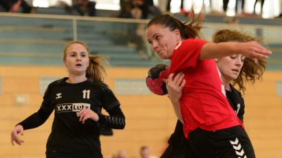 Bild: mhs
Natalie Fleischmann beweist Durchsetzungsvermögen: Die Damen der HSG Nabburg/Schwarzenfeld benötigen im Heimspiel gegen Schlusslicht Herzogenaurach einen Sieg.