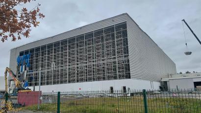 Bild: Gabi Schönberger
Am ehemaligen ATU-Hochregallager in der Dr.-Kilian-Straße in Weiden "fallen in diesen Tagen die Hüllen". Mit Hilfe von Kränen wird zunächst die Fassade entfernt. Die neue Besitzerin, CTP, saniert die Hallen im Norden der Stadt.