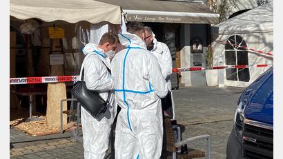 Bild: Gustl Beer
Spurensicherer sind am Sonntagvormittag vor und in einem Restaurant in der Weidener Altstadt unterwegs, um Hinweise auf wenige Stunden zuvor aufgetauchte Vergiftungserscheinungen bei acht Menschen zu finden.