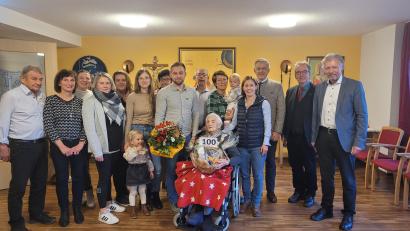 Bild: Gemeinde Plößberg/exb
Emma Hopf (vorne sitzend) feierte ihren 100. Geburtstag. Zahlreiche Besucher kamen ins BRK-Seniorenheim, um ihr zu gratulieren.