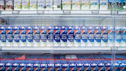 Symbolbild: Rolf Vennenbernd/dpa
Für Milch gibt es derzeit keine Pflicht zur Herkunftsangabe. Es muss laut Verbraucherzentrale Bayern weder gekennzeichnet werden, wo die Milch erzeugt, noch wo sie verarbeitet wurde.