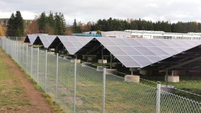 Bild: Portner
Die neue Freiflächen-PV-Anlage für den Eigenbedarf des DLB-Draht- und Litzenwerks (Hintergrund) am Sandradl in Oberviechtach ist aufgestellt. Der Stadtrat will auch weiteren Betrieben diese Möglichkeit offen halten und nicht durch einen Grundsatzbeschluss verbauen.