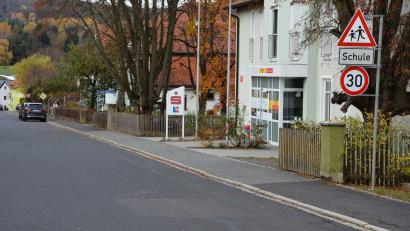 Bild: jr
In der Hauptstraße soll beim Tante-M-Laden ein Halteverbot erlassen werden.