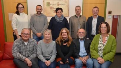 Bild: dob
Renate Kellner als Gründungsmitglied und ehemalige Erste Vorsitzende wurde mit stellvertretender Kassenchefin Christine Enderlein (hinten, Mitte) und anderen aus dem Förderverein der Grund- und Mittelschule verabschiedet. Anja Schaller (sitzend, Zweite von links) und Richard Pruy (sitzend, Zweiter von rechts) sind nun die ersten Ansprechpartner für Rektor Hubert Reil (hinten, rechts) und Schulleiterin Katja Meidenbauer (hinten, links).