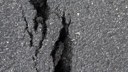 Bild: Houschka
Breite Risse in einer neuen Teerdecke und kein Ende des Phänomens in Sicht. Jetzt kommen Experten eines Fachbüros aus Regenstauf und starten Versuche, die Ursache zu ermitteln.
