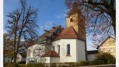 Bild: bk
Wo sich die beiden Giebel treffen, ist das Dach der Martinskirche undicht. Es wird zurzeit repariert.