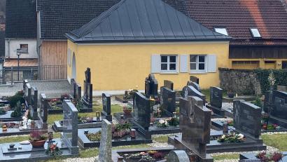 Bild: wel
Die Gebührensatzung des Friedhofs wurde dahingehend geändert, dass die Bestattungsgebühren erhöht werden. Um das Defizit der Stadt auszugleichen, werden aber auch die Grabnutzungsgebühren erhöht werden müssen.