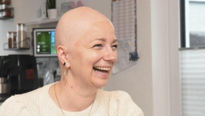 Bild: Gabi Schönberger
Lena Lang (39) aus Altenstadt/WN geht offensiv mit ihrem Haarausfall um. Sie befindet sich seit dem Sommer wegen einer Brustkrebs-Erkrankung in Chemotherapie.