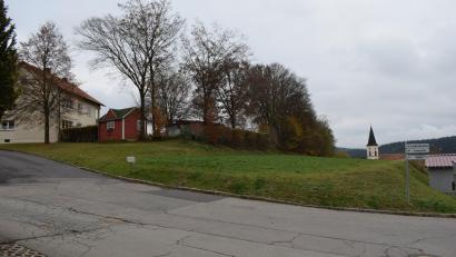 Bild: bnr
Auf der freien Fläche zwischen Grundschule und Kirche will die Firma Dankerl eine Wohnanlage errichten, die umsorgtes Leben im Alter ermöglicht. Erst Schritte wurden bereits eingeleitet.