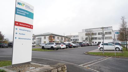 Bild: kaz
Die Kliniken Nordoberpfalz AG (im Bild das Krankenhaus Kemnath) steht vor einer Umstrukturierung. Doch wie sie aussieht, ist noch nicht bekannt.