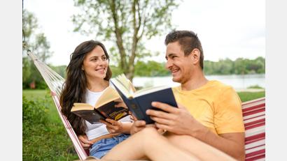 Symbolbild: Tobias Hase/dpa
Mehr freie Zeit am Stück: Das klappt, wenn man Urlaubstage rund um Feiertage legt.