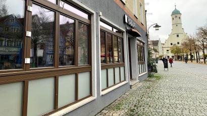 Bild: Gabi Schönberger
Im ehemaligen griechischen Restaurant "Yamas" am Unteren Markt in Weiden soll es bald weiter gehen. Vermutlich zieht ein indisches Lokal in die Räumlichkeiten ein.