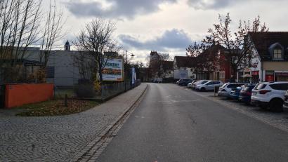 Bild: sne
Über die Alte Amberger Straße wird der Festzug durch die Lagerwache 1 in den Truppenübungsplatz marschieren.