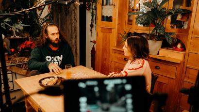 Bild: Katharina Glaser/exb
Hinter den Kulissen der Online-Serie "Adventsfranz". Die zweite Folge bestreitet Rapper Bbou. Der Kopf hinter der Produktion und Moderatorin ist Franzi Glaser (rechts).