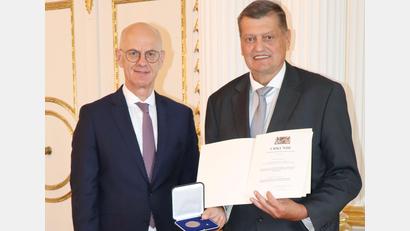 Bild: Regierung der Oberpfalz/Stühlinger-Weinhändler/exb
Regierungspräsident Walter Jonas (links) ehrt Franz Ziegelmeier aus Fensterbach.