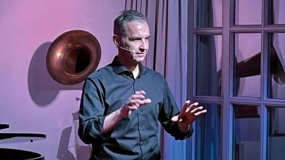 Bild: Gerhard Krones/exb
Stefan Kröll trat bereits zum dritten Mal in der Kulturscheune Elbart auf.
