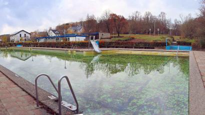 Bild: bsc
Das Freibad Friedenfels ist seit 54 Jahren im Sommer eine beliebte Freizeitanlage. Allerdings müsste kräftig investiert werden. Doch für eine Sanierung hat die Gemeinde derzeit kein Geld.