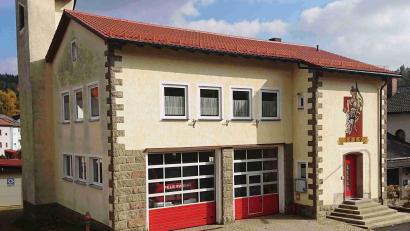 Bild: Gemeinde Flossenbürg/exb
Das Feuerwehrhaus wird die Gemeinde weiter beschäftigen. Davon abgesehen, dass es sanierungsbedürftig ist, sind die Standards im Inneren nicht mehr auf dem heutigen Stand.