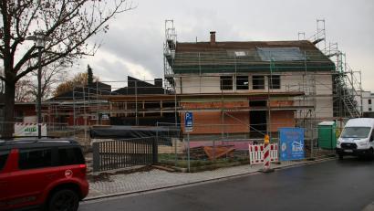 Bild: sne
Das Kinderhaus In Schirmitz wird erweitert. Der erste Stock des ehemaligen Schwesternwohnheims, das gerade zum Kindergarten umgebaut wird, soll nun auch gleich voll ausgebaut werden. Damit gäbe es die Möglichkeit für eine siebet Gruppe.