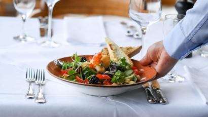 Bild: Jens Kalaene/dpa
Ein Salat-Teller wird in einem Restaurant serviert.